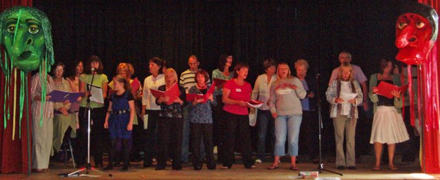 thesingforlifesingingclubonfestivalsunday2009.jpg