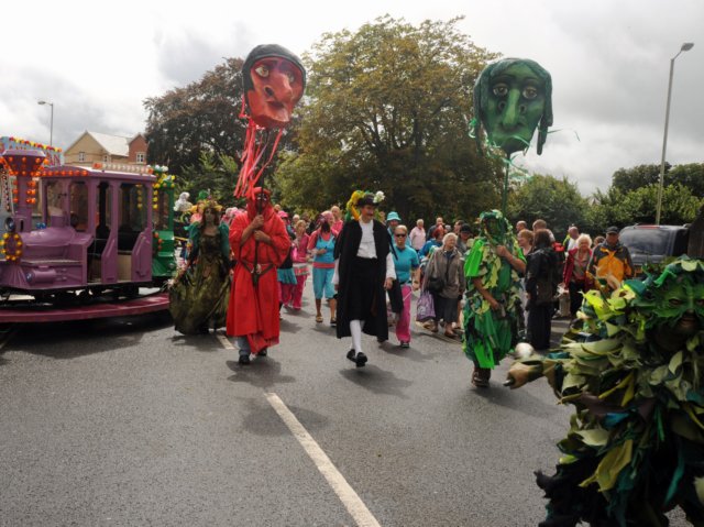theparadearrivesinpiltonstreet.jpg